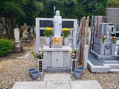 【京都宇治・宝善院】お彼岸に入り花筒が足りなくなってなってきましたので、臨時に花用のバケツを置かせて頂きました。