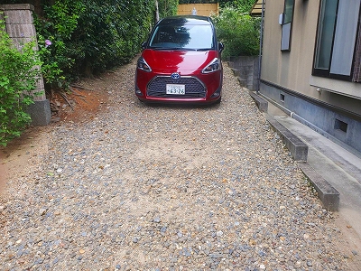 後ろ向き駐車の方が出る時は楽です。