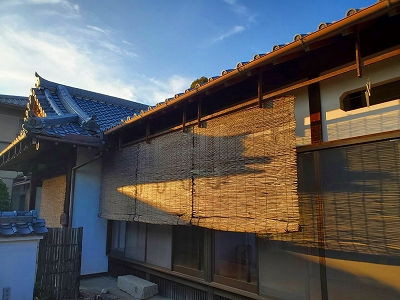 葦簀（よしず）が傷んできましたので交換しました。こちらは古い葦簀です。
