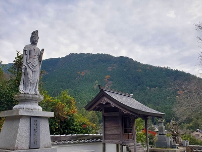 境内に祀られる聖観世音菩薩さまです。