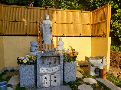 京都府宇治市にあります宝善院の数珠掛け地蔵尊です。多くの方がお参りにお越しです。