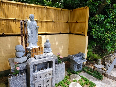 当院の境内におられます『数珠掛け地蔵尊』です。数珠供養と水子供養のお地蔵さまです。