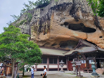 本堂には岩に直接彫られた千手観音様が祀られています。