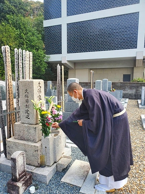 春季彼岸会に於いて法要中に全ての各家墓地への献香の様子です。