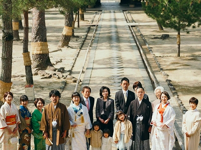 【京都宇治・萬福寺】天王殿の下に於いて、ご親族・お友達との写真です。