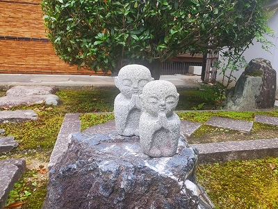 【京都宇治・宝善院】門を入ってすぐ右側にお地蔵さまはいらっしゃいます。