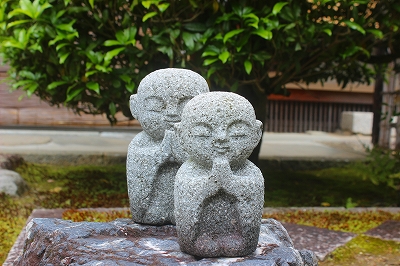 門を入って、すぐの所におられるお地蔵様です。