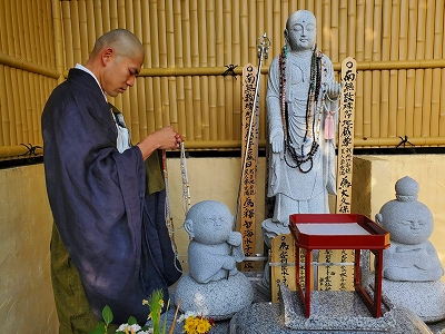 数珠供養の法要を行いました。皆様よりお預かりしたお数珠を一つの輪にし一本づつお地蔵様の首に掛けさせて頂きました。