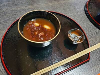 おぜんざいと昆布。高日先生お手製のものです。