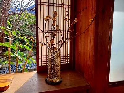 塔頭の和尚様より蠟梅の枝を頂きました。