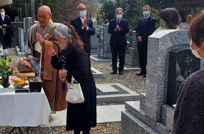 【京都宇治・宝善院墓地】春季彼岸法要に於いて各家のお墓への回向の様子です。