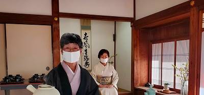 【京都宇治・宝善院】書院にて、お献茶前の準備の様子。