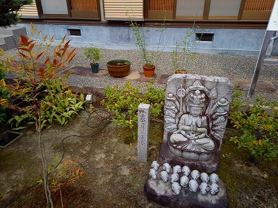境内の千手観音様の後ろに鉢はあります。