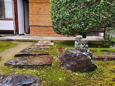 宝善院の門を入ってすぐにおられるお地蔵さまです。『月落不離天（月落ちて天を離れず）』の語に触れ、ふとこのお地蔵様が浮かびました。