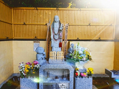 新年に向け、多くの方がお参りにお越し頂いています。たくさんの献花が供えられています。