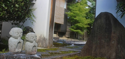 【宝善院】門を入ってすぐのところにおられますお地蔵様です。