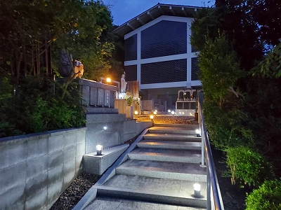 8月16日、参道から墓地へ送り火としてランタンを並べました。