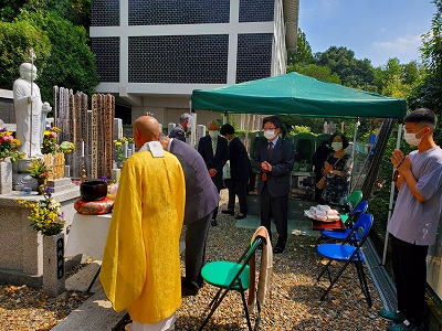 【京都宇治・宝善院】秋彼岸の墓地での総回向法要の様子です。