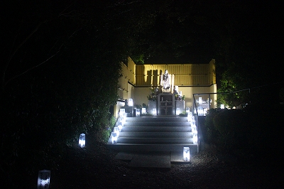 お盆に先駆け、宝善院（京都府宇治市）では夕刻より水子供養の合同法要を執り行いました。皆様から献灯頂いた灯りでお地蔵さまを照らしました。