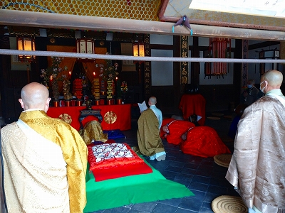 黄檗宗大本山萬福寺での法要の様子です。