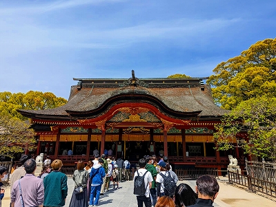 太宰府天満宮の本殿です。多くの参拝客が訪れていました。