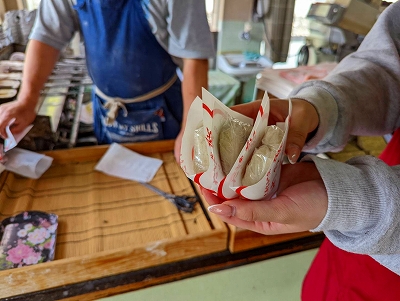 小豆あんを包み、こんがりと焼きあげられたお餅です。太宰府の名菓です。
