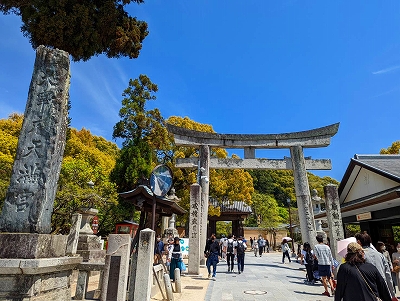 境内への入り口です。鳥居の前には参道があり、多くの観光客で賑わっていました。