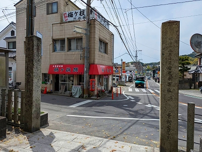 太宰府天満宮西門を出てすぐにある梅ケ枝餅屋さんです。太宰府天満宮周辺のことを丁寧に教えて頂きました。