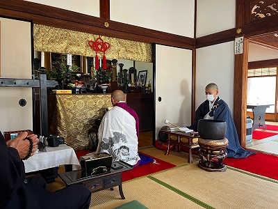 祈祷法要の前に干支石を奉納された物故者の追善供養を毎年行っています。