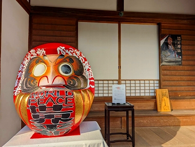 宝善院に安置されている平和だるまです。どなた様も平和への願いを寄せ書き頂けます。どうぞ、お参り下さい。