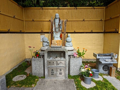 右側にあるシルバーの花筒です。通常の花筒がいっぱいの時は、そちらも使って頂きます様お願い致します。