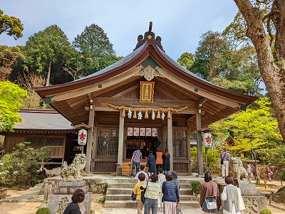 縁結びの神社です。多くの方が参拝されていました。