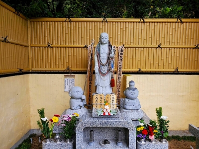 【京都・宝善院】正月飾りをした数珠掛け地蔵尊です。旧年中はたくさんのご縁を頂き篤く御礼申し上げます。本年もどうぞよろしくお願い致します。