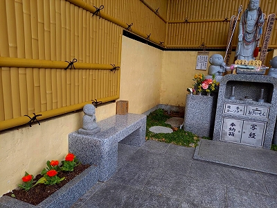 水子供養の数珠掛け地蔵尊の前の花壇に金盞花を植えました。