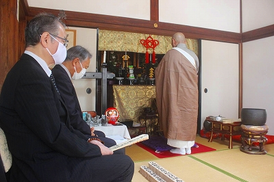 本堂に於いての先祖供養の回向の様子です。