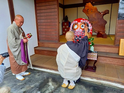 『世界平和』を祈願し、達磨さんの目を入れています。