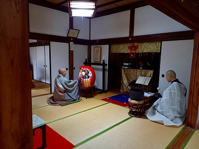 世界平和を願う達磨さんの性根入れの様子です。