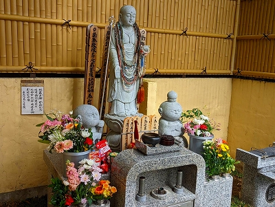 【京都宇治・水子供養】彼岸会に伴い、たくさんの花とお菓子をお供え頂いています。たいへん有難く感じています。