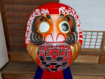 【京都宇治・宝善院】世界平和への願いの芽が大きくなるよう、達磨さんの目も大きく入れさせて頂きました。