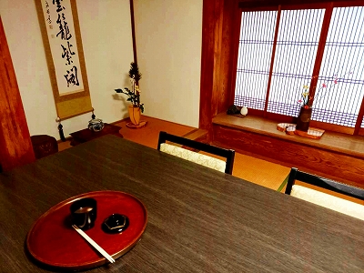 鏡開きの日です。開いた鏡餅をおぜんざいに浮かべ、頂きました。