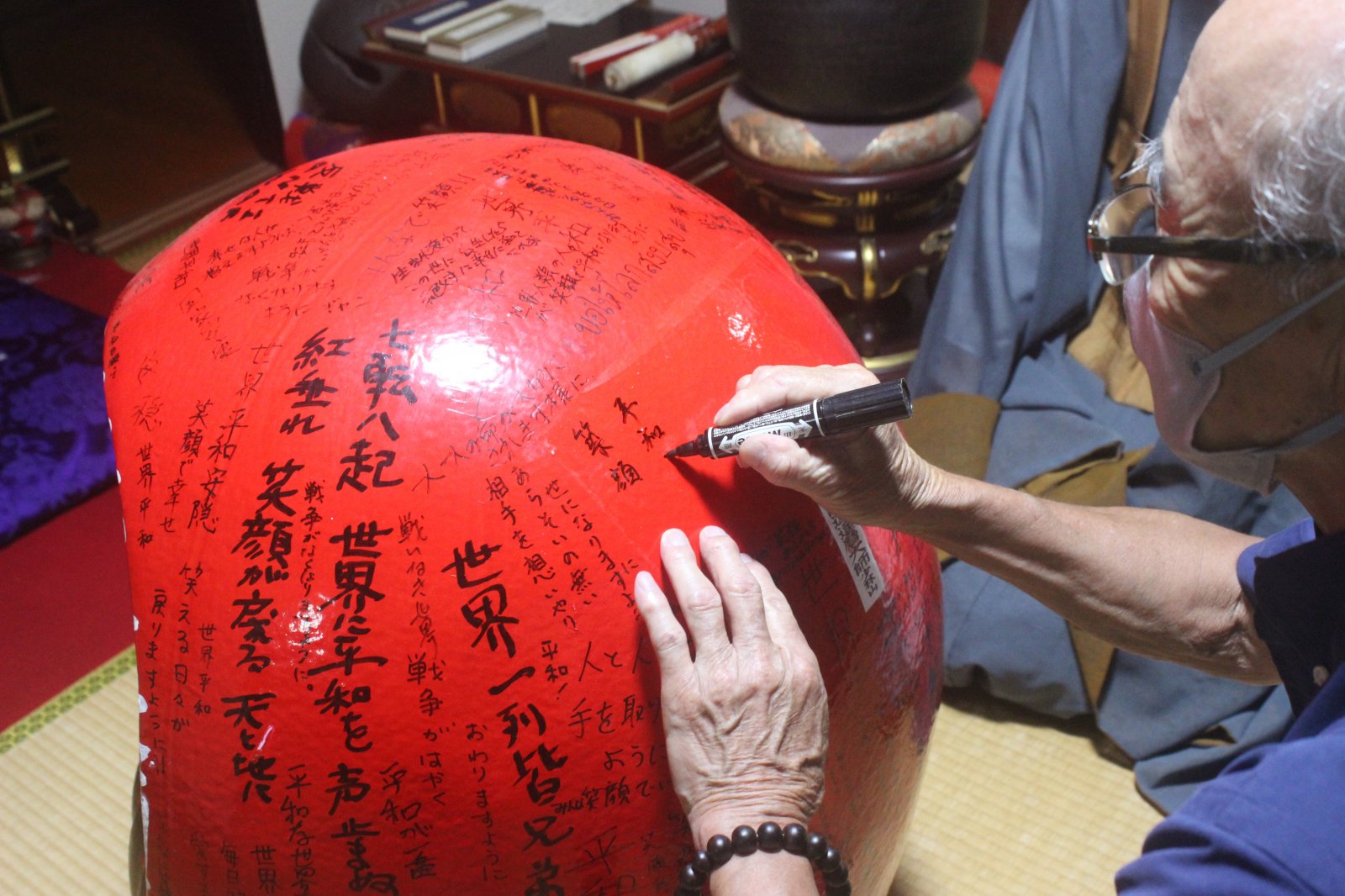 【京都宇治・宝善院】世界平和を願う平和だるまへ願いを込めて一筆頂きました。