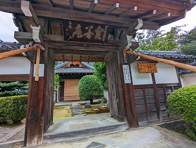 台風対策も含めて、門のつっかえをつけました。