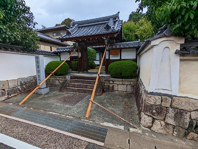 台風対策も含めて、門につっかえを付けました。