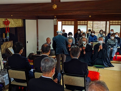 本堂に於いて檀信徒様・有縁者様の先祖回向の様子です。