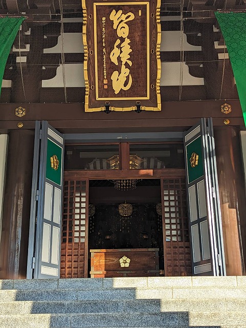 智積院の本堂です。立派な大日如来さまがお祭りされていました。