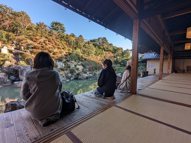 智積院の講堂にある名勝庭園を眺めながら一息ついています。