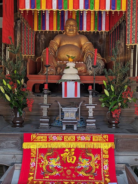 新年に向けて天王殿にも鏡餅をお供えしました。
