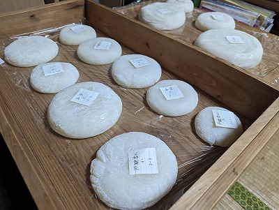 新年に向けてお餅つきを行いました。各お堂と仏さまへのお供え分です。