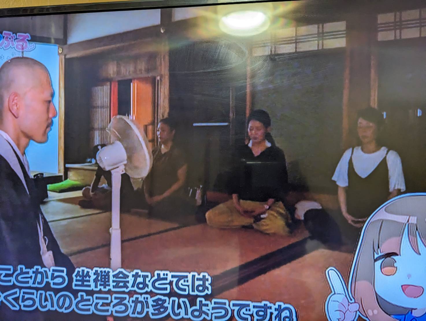宝善院の夜の坐禅会『夜坐』についてご紹介頂いたものです。月に一度の坐禅会ほ風景です。