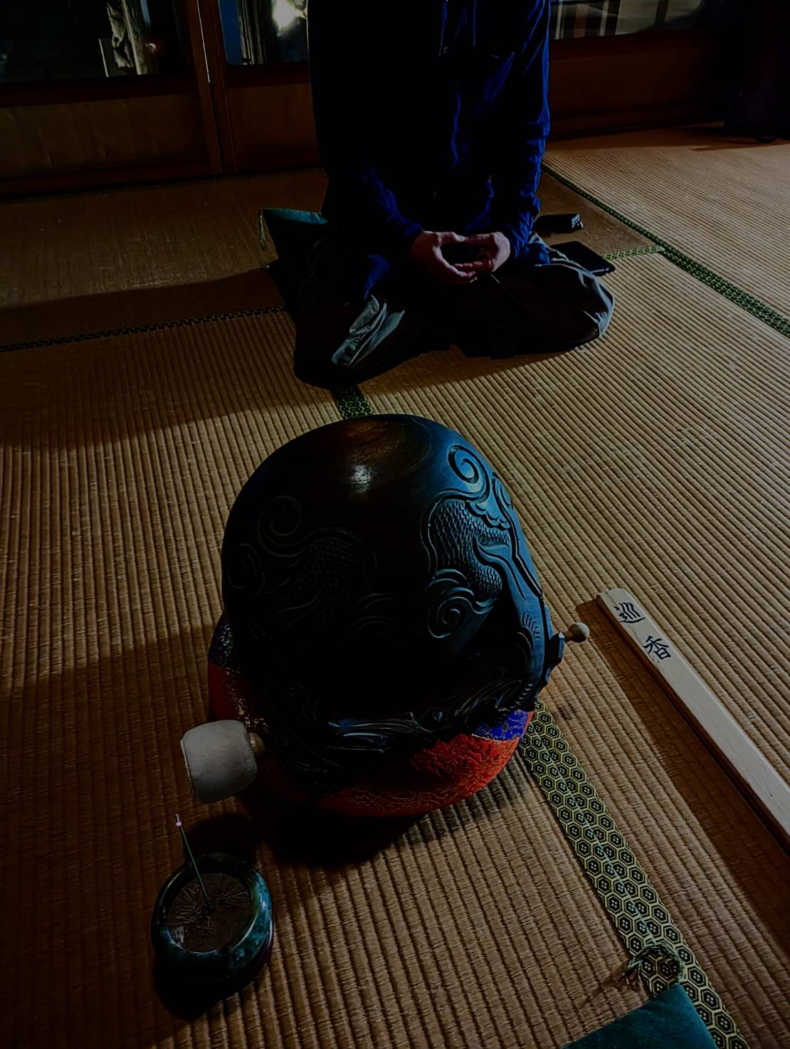 坐禅で用いるものです。宝善院では月に一度夜の坐禅会を行っています。